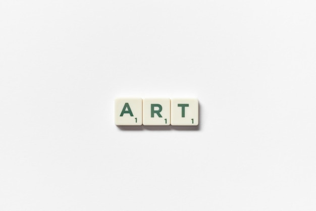 Art formé de tuiles de scrabble sur fond blanc