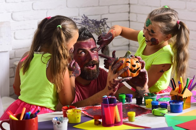 Art d'Halloween et peinture en couleurs