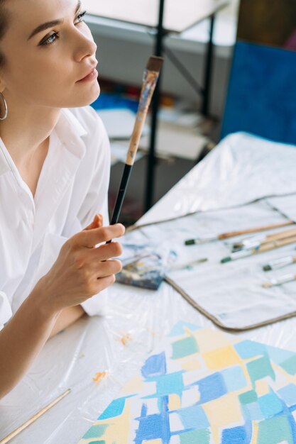 Photo l'art de la peinture a inspiré l'artiste femme avec un pinceau