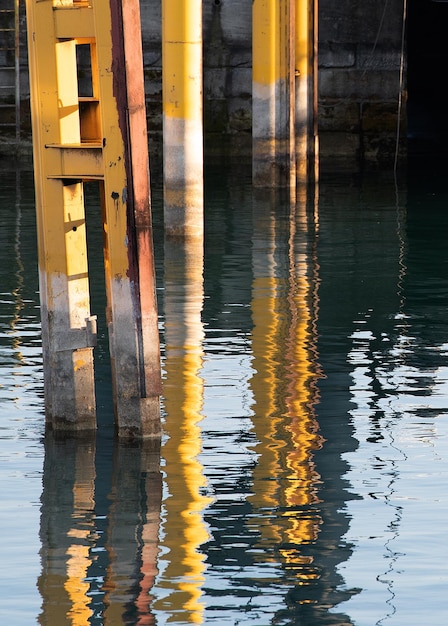 Art photo abstrait avec des reflets dans l'eau du lac plein cadre