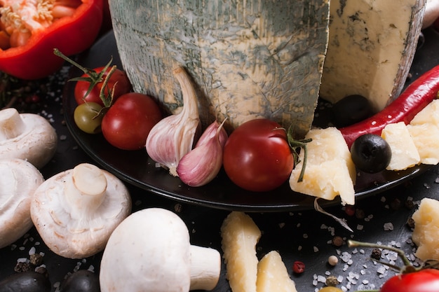 Art de la photographie culinaire. concept de mélange d'assortiment de légumes au fromage bleu gastronomique