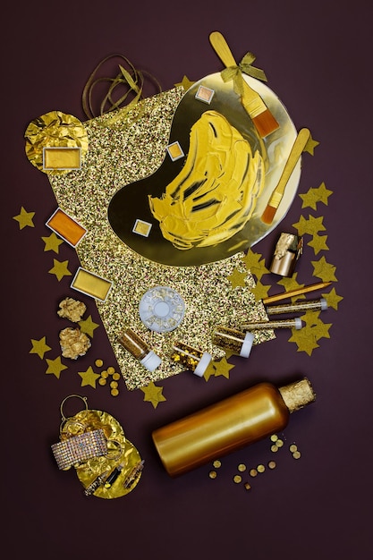 Art de la plaque d'or et dorure Pendant le processus de dorure, technique d'expertise en décoration d'objets avec de l'or coloré dans l'atelier