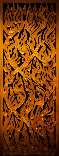 L'art de style thaïlandais traditionnel porte sculptée en bois motif porte couleur dorée close upbackground