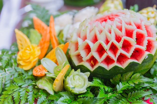 L'art traditionnel de la cuisine thaïlandaise grave des fruits et légumes