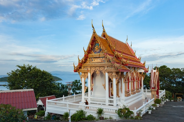 Photo art traditionnel de style thai de l'église dans le temple sur l'île