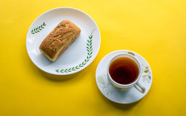 Article de boulangerie santé luch tranche gâteau et thé à Katmandou, Népal.