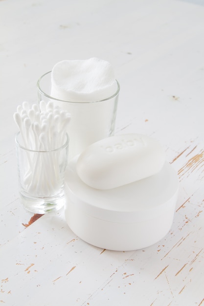 Articles d&#39;hygiène essentiels sur fond blanc