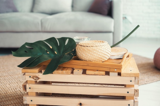 Articles d'intérieur et une feuille verte sur une table en bois