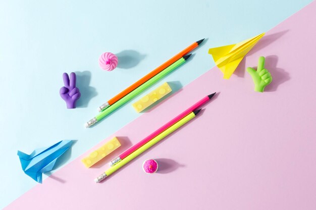 Articles de papeterie d'arrière-plan créatifs Gomme d'école de différentes formes et couleurs sur un fond bicolore focalisation sélective