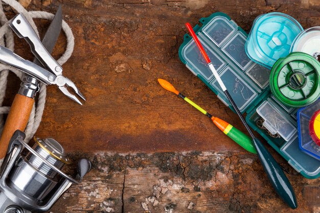 Articles de pêche pour les pêcheurs sur table en bois