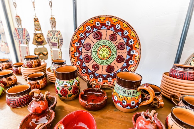 Des articles de poterie sont proposés à la vente avec des motifs nationaux et folkloriques de style arménien dans une boutique de souvenirs