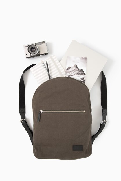 Des articles de première nécessité dans un sac de voyage