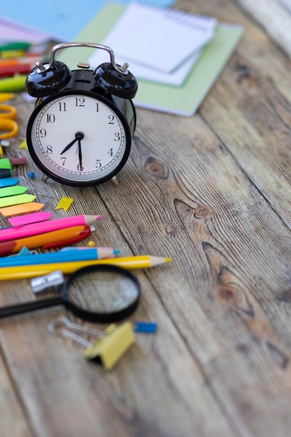 Articles scolaires sur des planches en bois