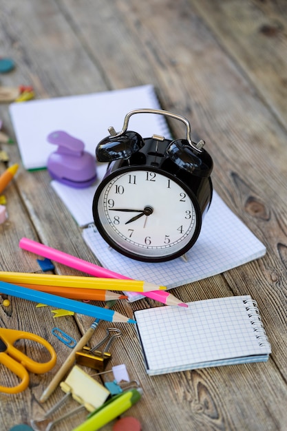 Articles scolaires sur des planches en bois