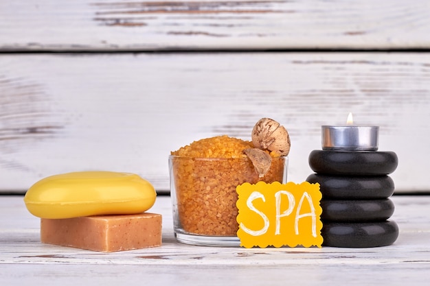 Articles de soins du corps spa nature morte sur fond de bois blanc. Morceaux de savon avec du sel et des pierres.