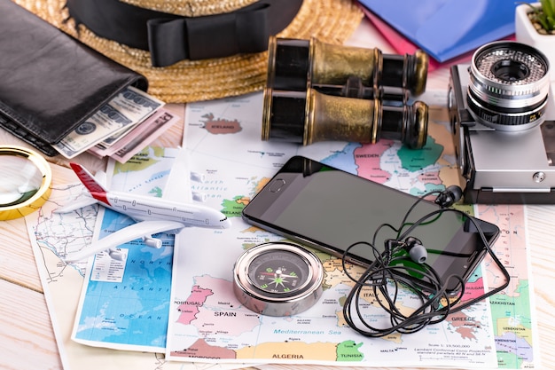 Articles de voyage et accessoires sur la table.