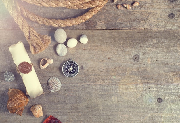 Articles de voyage sur table en bois Fond de vacances mer heure d'été