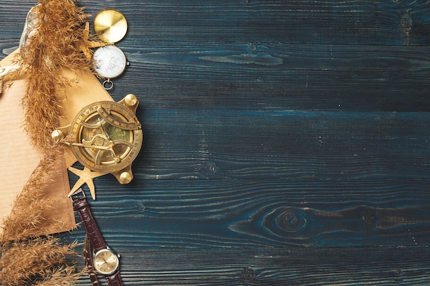 Articles de voyage sur table en bois.