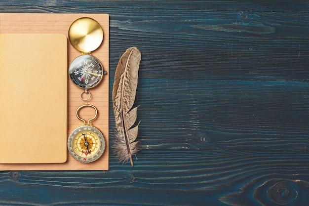 Articles de voyage sur une table en bois.