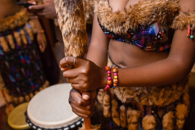 Photo artisan aborigène malaisien faisant une lance pour la chasse