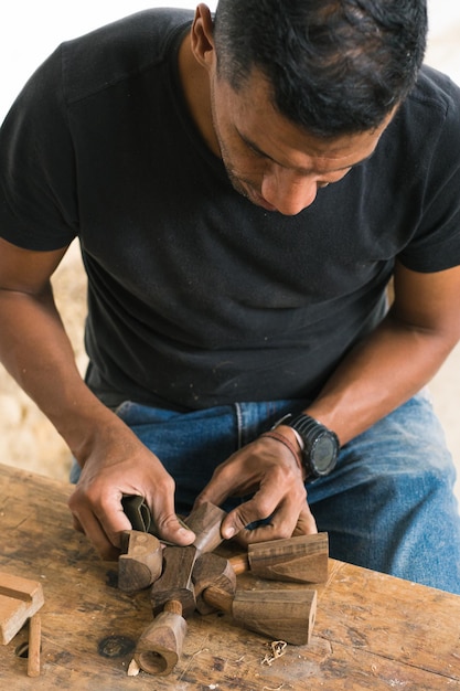 Artisan du bois réalisant des pièces et polissant des pièces en bois Menuiserie locale de la commune