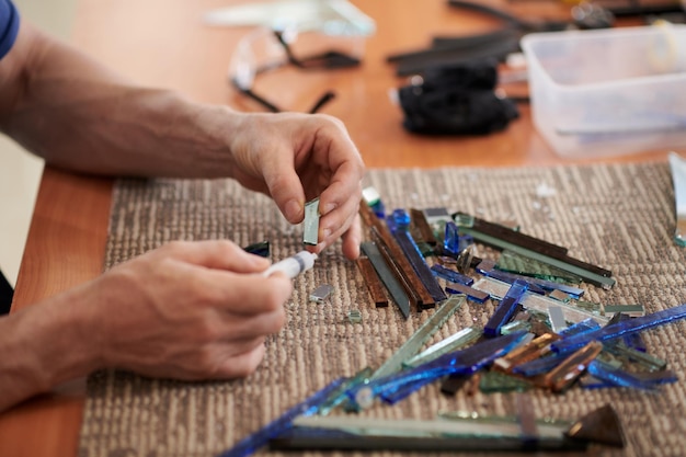 Artisan faisant de l'artisanat en verre coloré