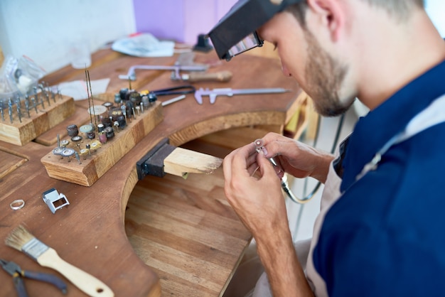 Artisan faisant des bijoux en atelier