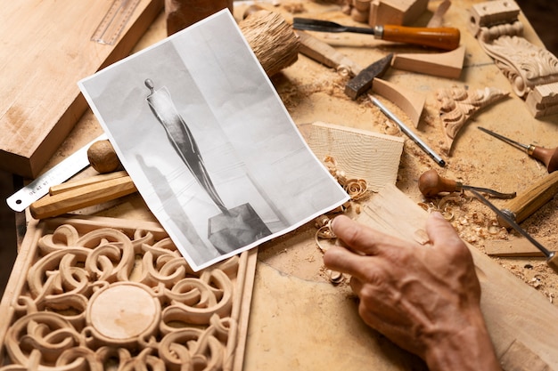 Artisan faisant de la coupe de bois