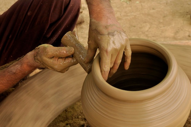 Un artisan indien fait des pots en argile