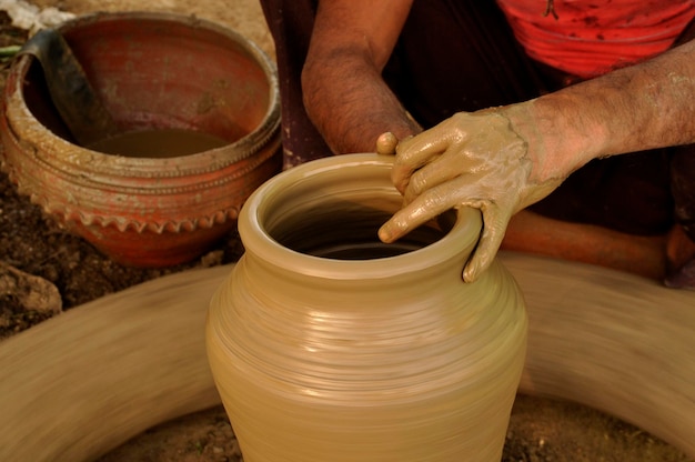 Un artisan indien fait des pots en argile