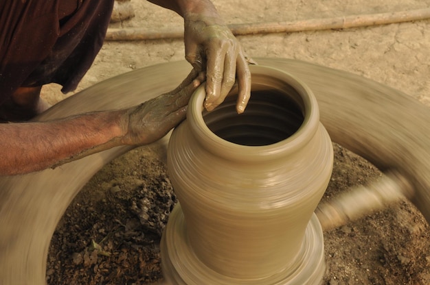 Un artisan indien fait des pots en argile