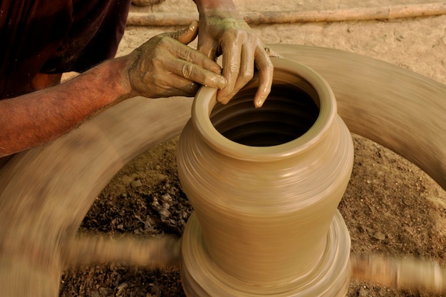 Un artisan indien fait des pots en argile