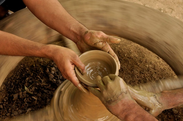 Un artisan indien fait des pots en argile