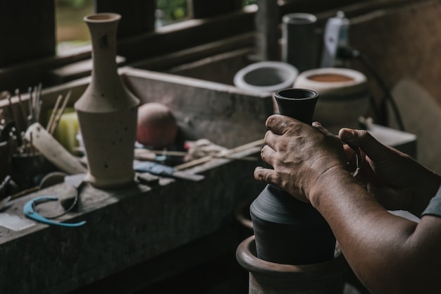 Artisan potier faisant l'artisanat de pot d'art