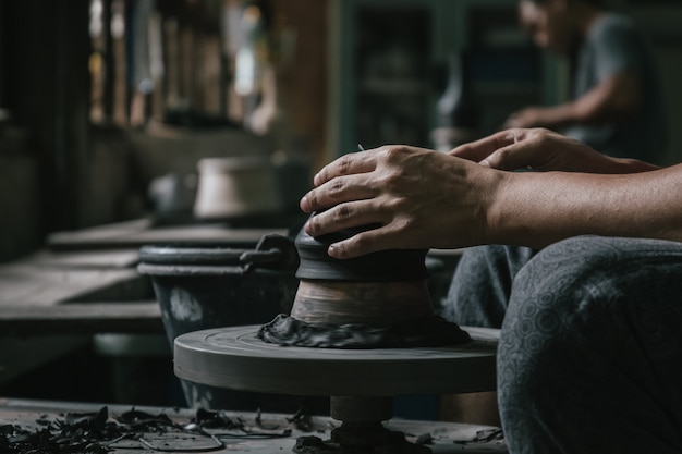 Artisan potier faisant un pot d'art