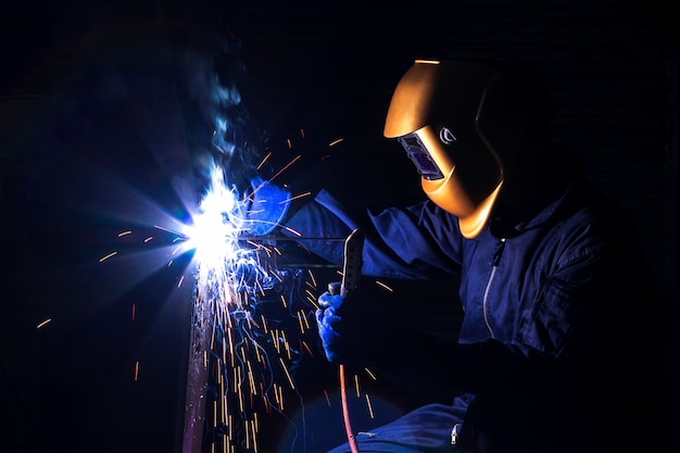 Photo un artisan soude avec de l'acier.