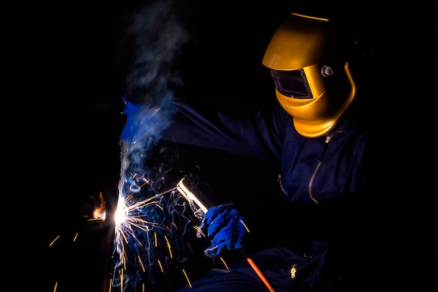 Photo un artisan soude avec de l'acier.