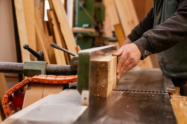 Artisan travaillant dans son espace de travail