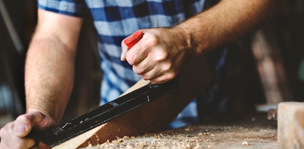 Artisan travaillant avec du bois