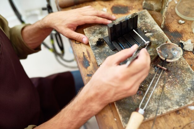 Artisan travaillant avec du métal