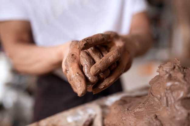 Photo artisan vue de face avec les mains sales