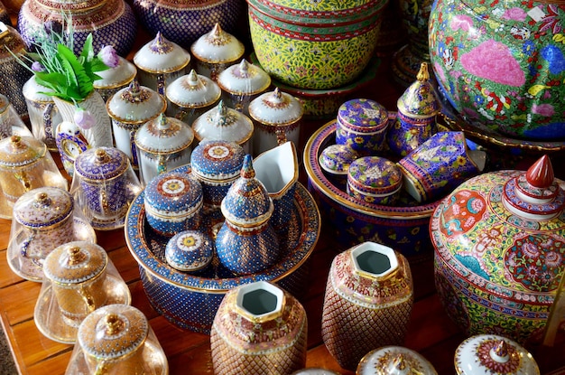 L'artisanat Benjarong est une poterie thaïlandaise traditionnelle de style cinq couleurs de base à montrer et à vendre pour les voyageurs au village de Ban Don Kai Dee Benjarong le 8 août 2015 à Samut Sakhon en Thaïlande