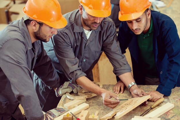 Artisanat dans une usine de bois