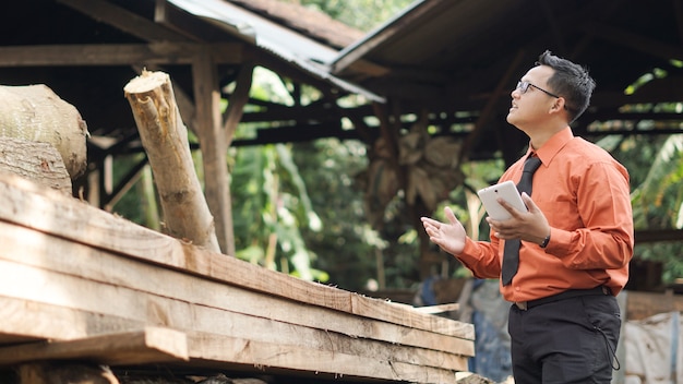 Artisanat du bois homme d'affaires asiatique