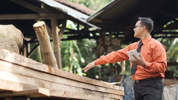 Artisanat du bois homme d'affaires asiatique