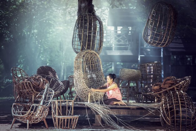 Artisanat fait à la main d&#39;un artisan travaillant sur une chaise en rotin dans la campagne de Thaïlande