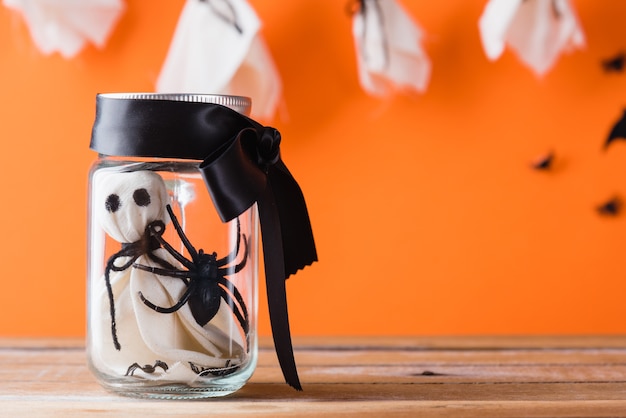 Artisanat d'Halloween en pot transparent