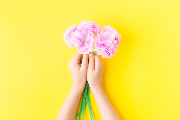 Artisanat en papier facile avec des fleurs pour enfants fête des mères mains joyeux anniversaire photo de haute qualité