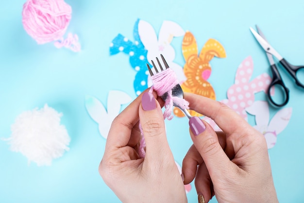 Artisanat de Pâques de faire une queue de lapin pom pom avec une fourchette. Contenu de Pâques