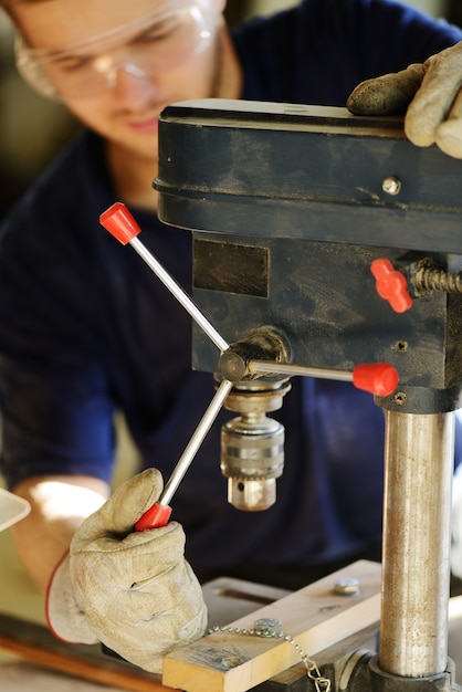 Artisanat travaillant à l&#39;atelier